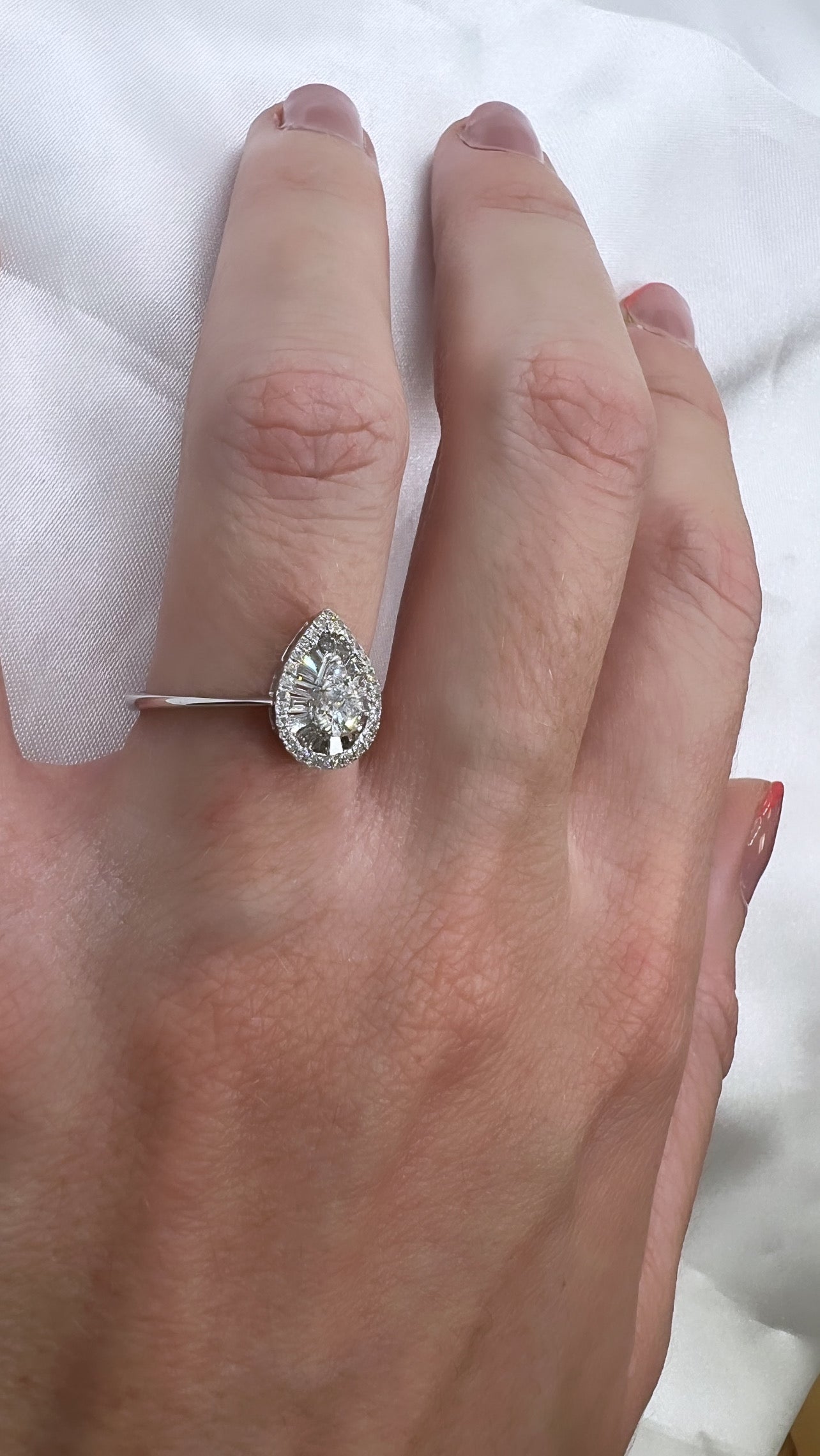 ANILLO ORO Blanco de 18 Kilates con Brillantes en forma de gota