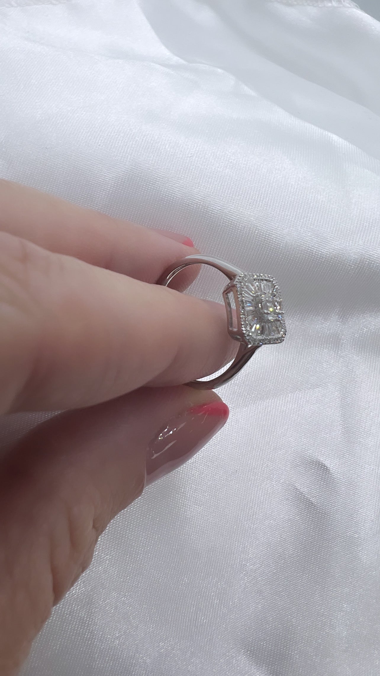 ANILLO ORO Blanco de 18 Kilates con Brillantes EN FORMA DE CUADRADO