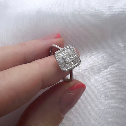 ANILLO ORO Blanco de 18 Kilates con Brillantes EN FORMA DE CUADRADO