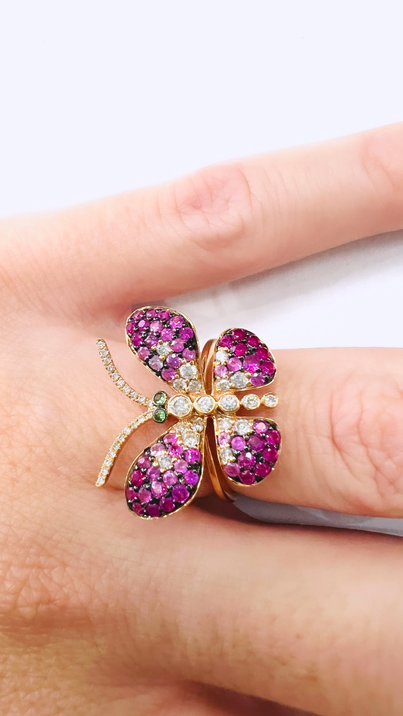 ANILLO en forma de Mariposa Brillantes, Esmeraldas y Rubís en Oro Rosa de 18 kilates