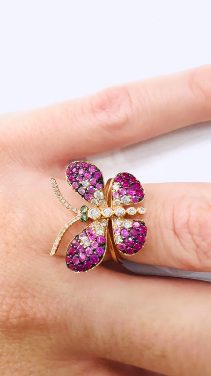 ANILLO en forma de Mariposa Brillantes, Esmeraldas y Rubís en Oro Rosa de 18 kilates