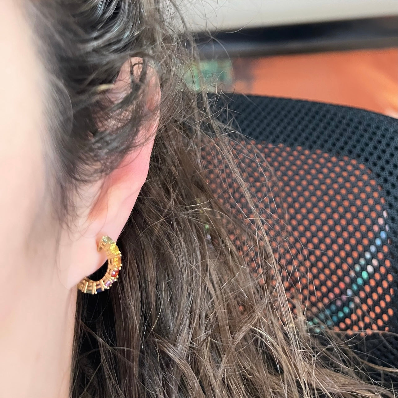 Argollas de Oro Amarillo de 18 kilates con Zafiros de colores, Aretes Oro, Aros mujer