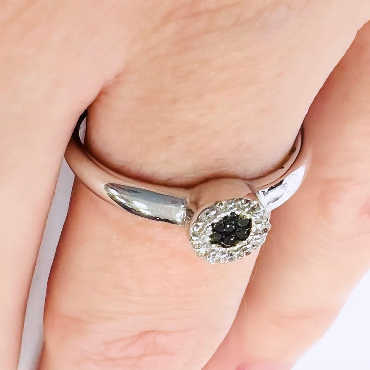 ANILLO BRILLANTES Negros y Blancos en Oro Blanco de 18 kilates