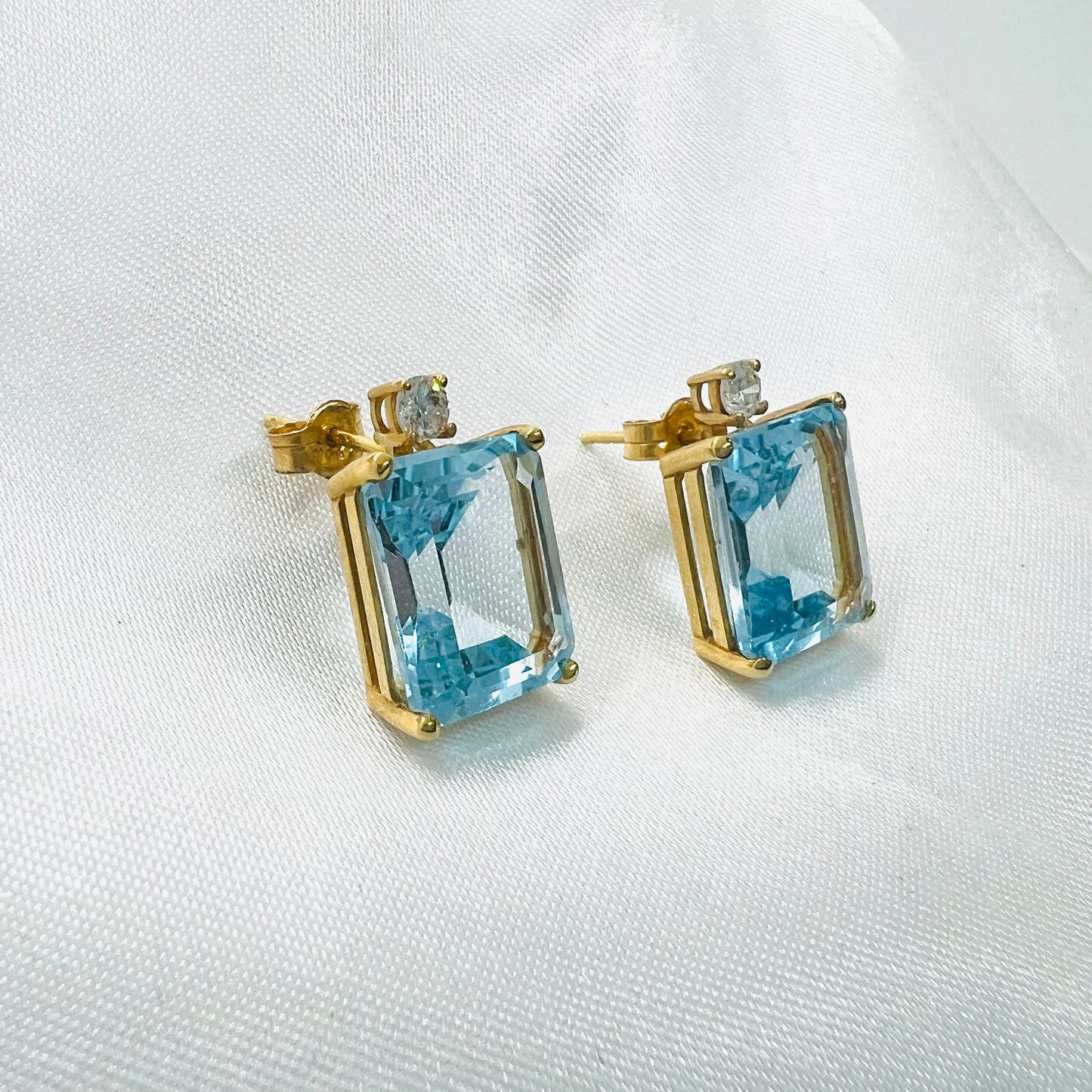 Pendientes de oro amarillo de 18 k, TOPACIO central Octogonal y Brillantes a los lados.