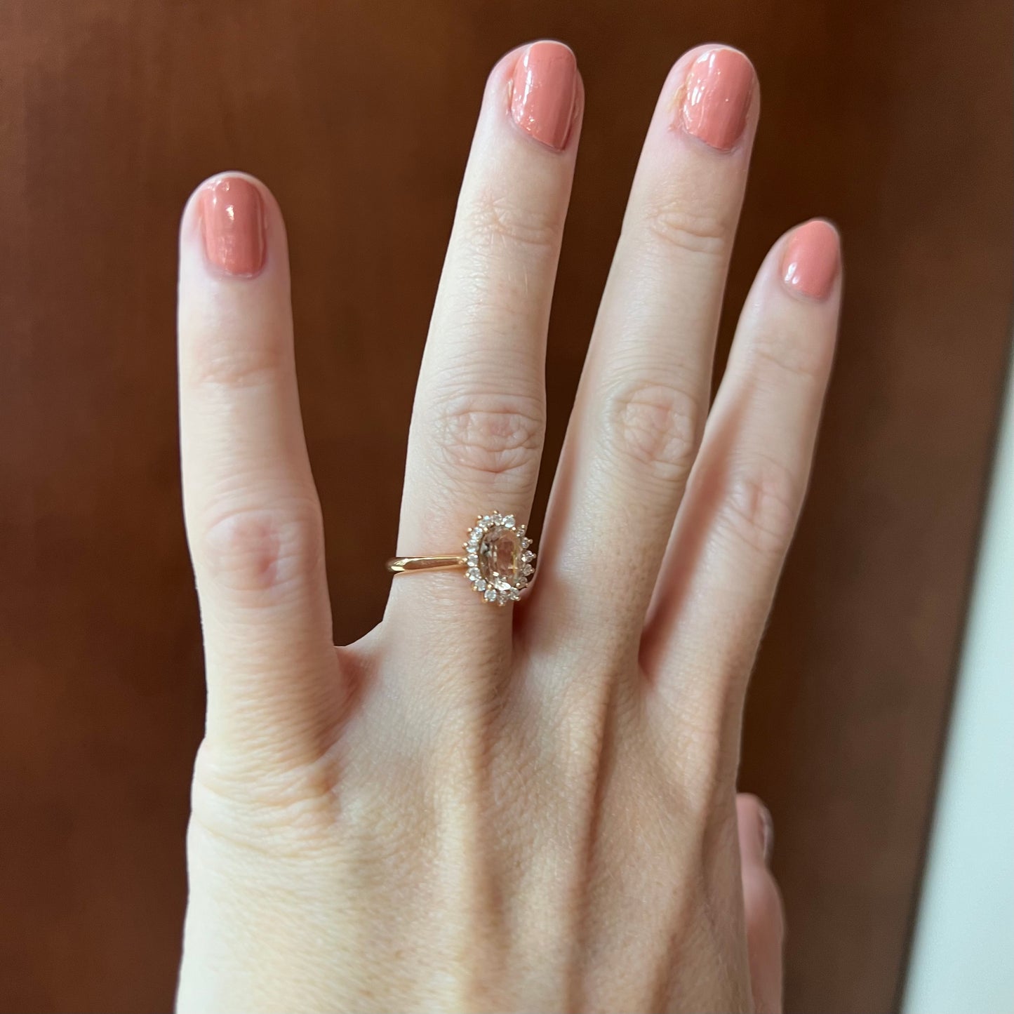 Anillo de Oro Rosa de 18 kilates con una Morganita Oval y brillantes