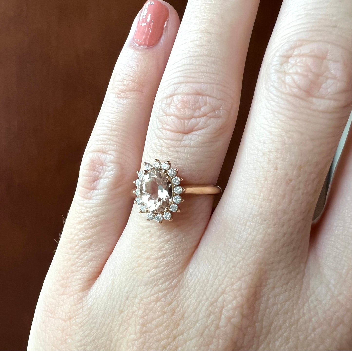 Anillo de Oro Rosa de 18 kilates con una Morganita Oval y brillantes