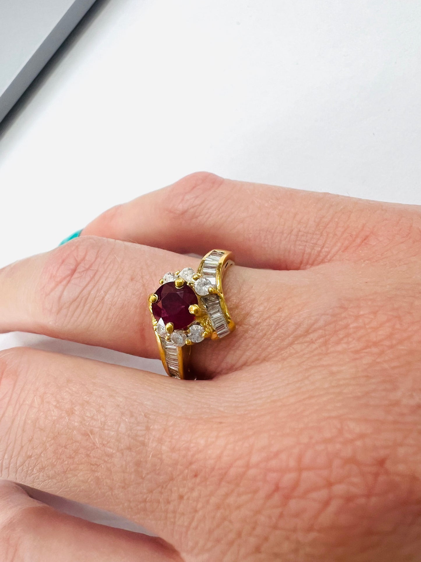 Anillo de Oro Amarillo de 18 kilates con un Rubí y brillantes