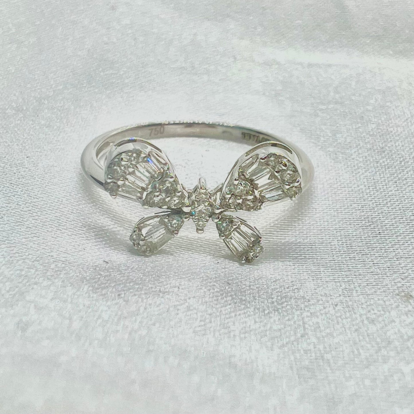 ANILLO ORO Blanco de 18 Kilates con Brillantes &nbsp;en forma de mariposa