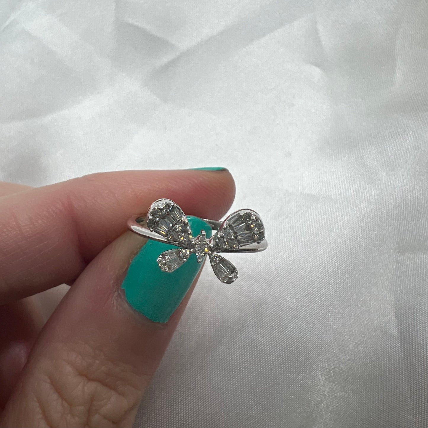 ANILLO ORO Blanco de 18 Kilates con Brillantes &nbsp;en forma de mariposa