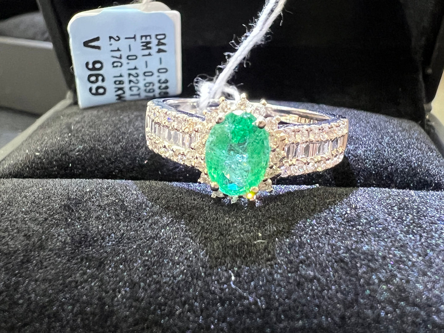 ANILLO ORO Blanco de 18 Kilates con Brillantes y Esmeraldas