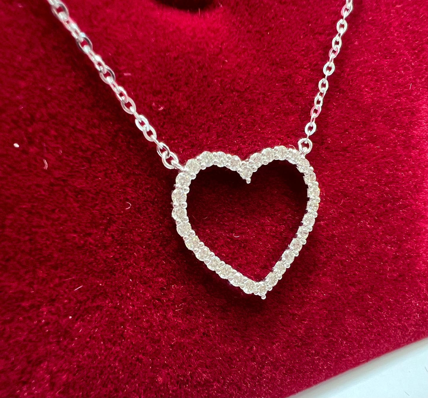 COLLAR de Oro Blanco de 18 Kilates con un Corazón con Brillantes