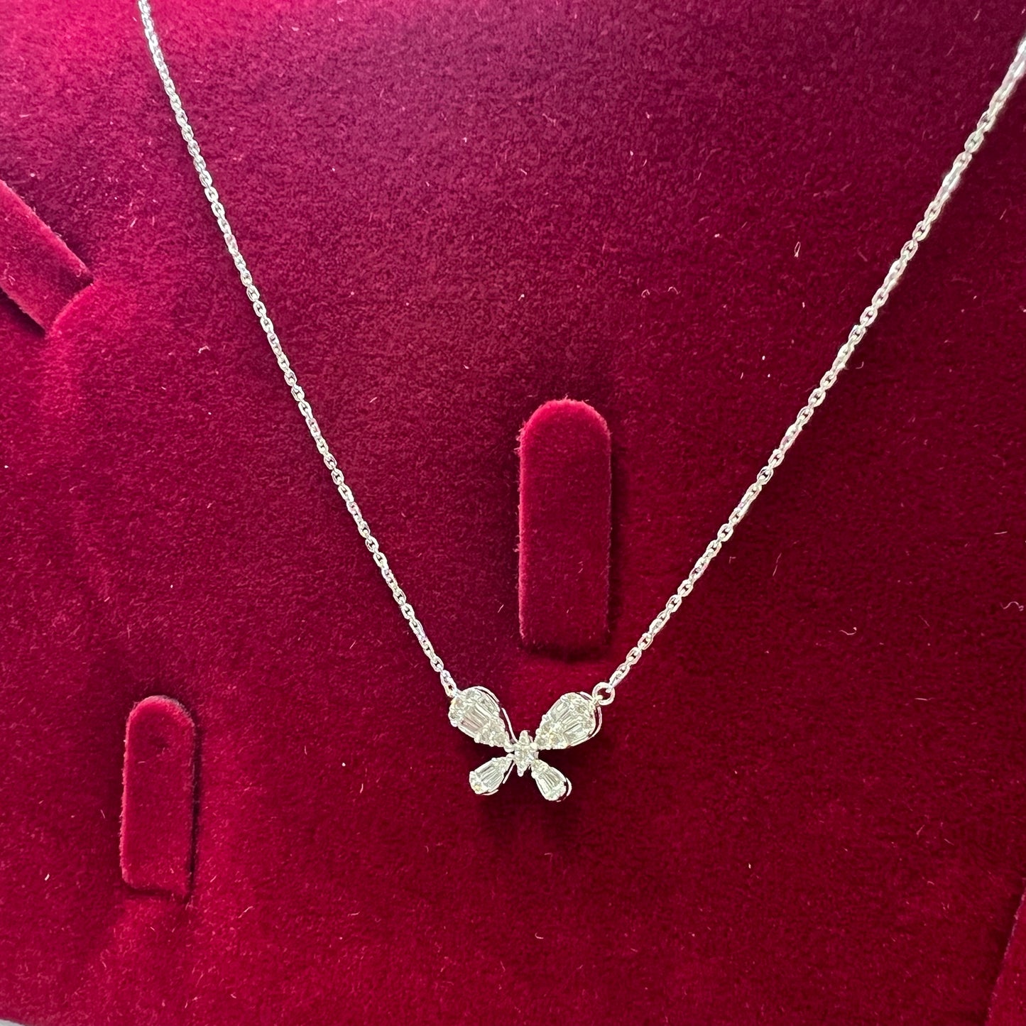 COLLAR de Oro Blanco de 18 Kilates con una Mariposa con Brillantes