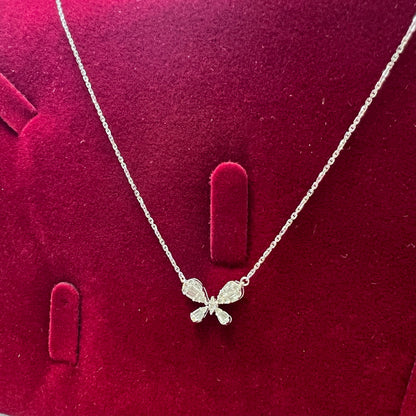 COLLAR de Oro Blanco de 18 Kilates con una Mariposa con Brillantes