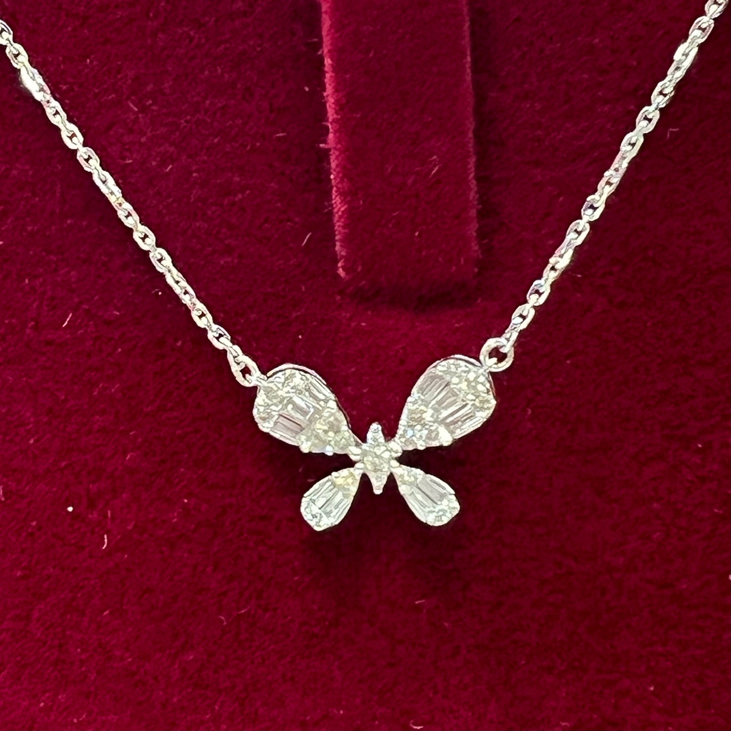 COLLAR de Oro Blanco de 18 Kilates con una Mariposa con Brillantes