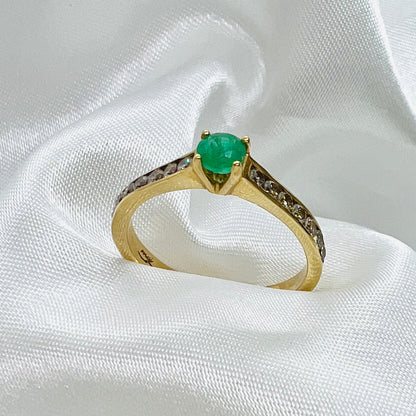 ANILLO ORO Amarillo 18 kilates con una Esmeralda montada con 4 garras y 18 Brillantes, Sortija de 3.4 gramos, Anillo de Compromiso