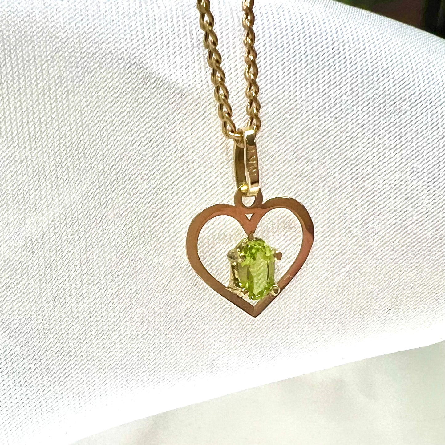 Colgante de Corazón y Olivina en Oro Amarillo de 18 k