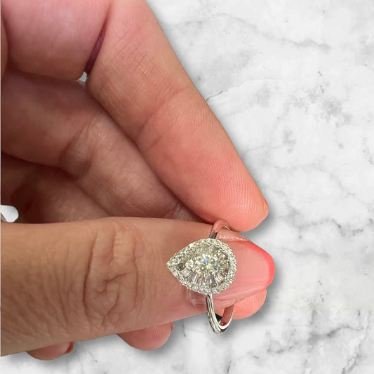 ANILLO ORO Blanco de 18 Kilates con Brillantes en forma de gota