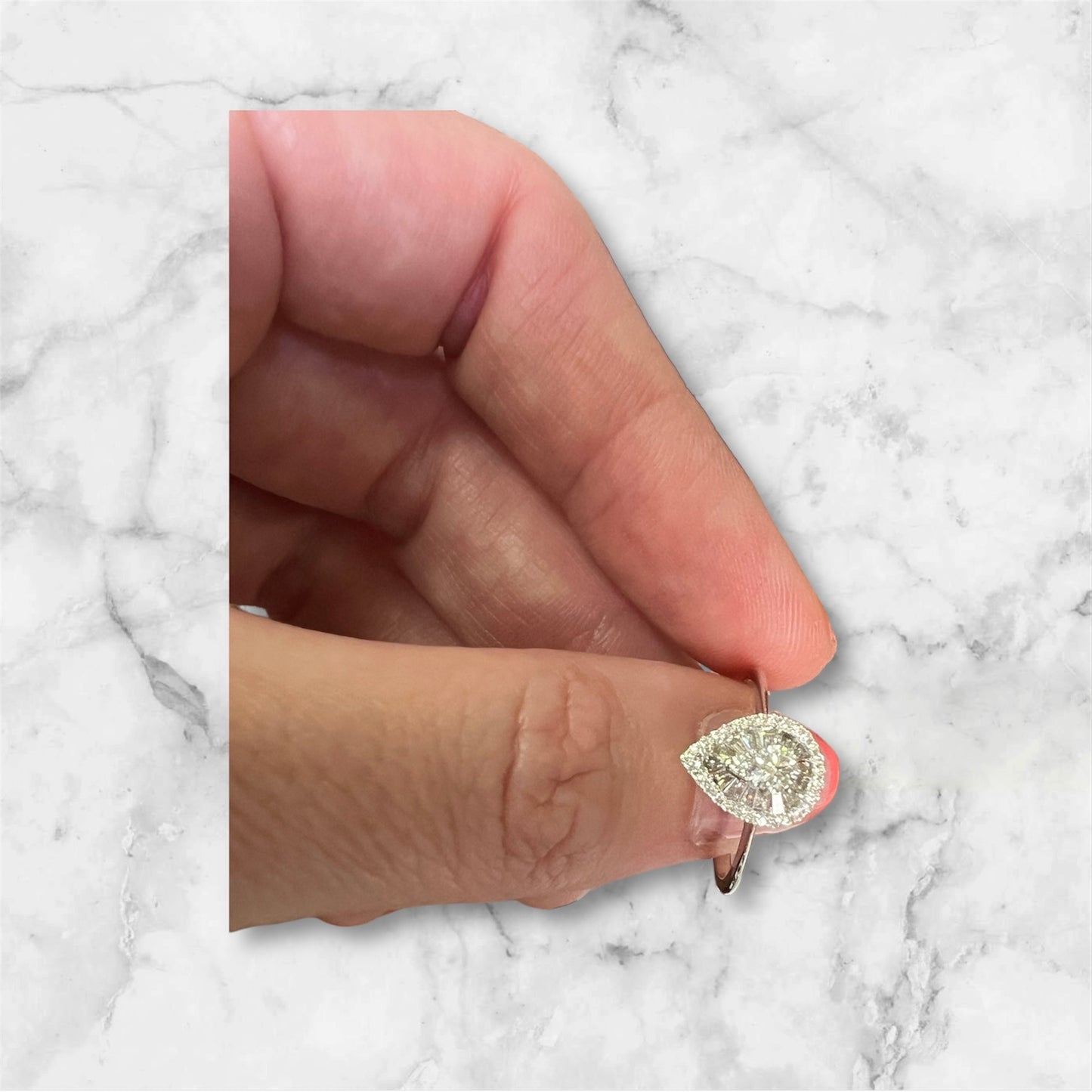 ANILLO ORO Blanco de 18 Kilates con Brillantes en forma de gota