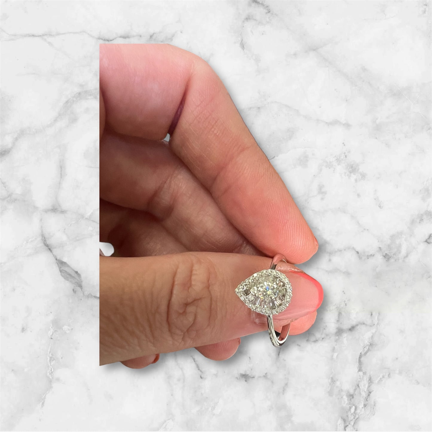 ANILLO ORO Blanco de 18 Kilates con Brillantes en forma de gota