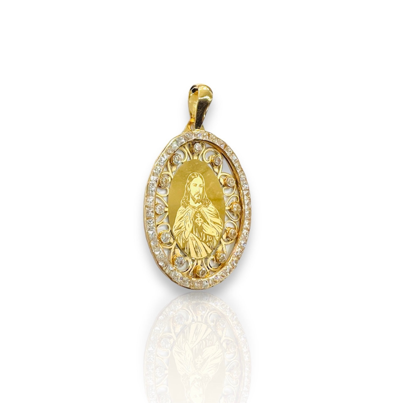 COLGANTE Oval Cristo de Oro Amarillo de 18 kilates y Circonitas