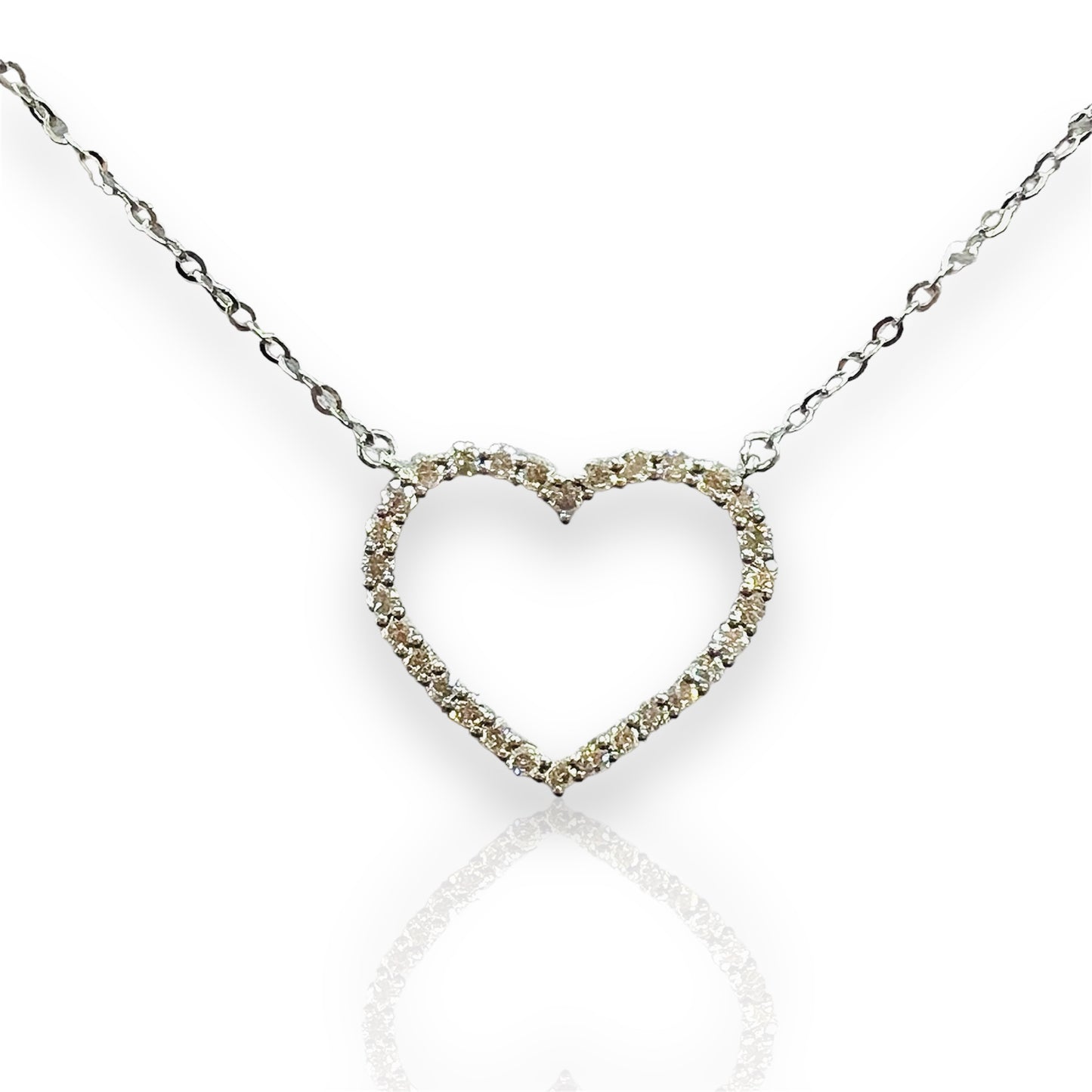 COLLAR de Oro Blanco de 18 Kilates con un Corazón con Brillantes