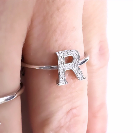 Anillos de brillantes con letras en Oro Blanco de 18 kilates