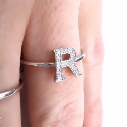 Anillos de brillantes con letras en Oro Blanco de 18 kilates