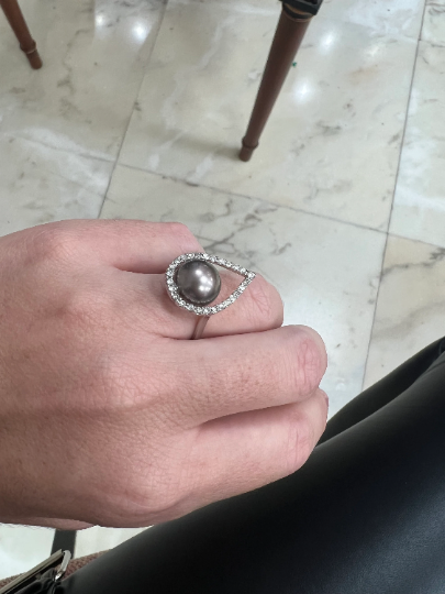 ANILLO  de Gota de Brillantes con una Perla central de Tahití montado en Blanco de 18 kilates