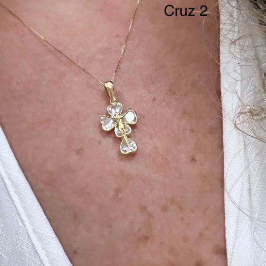 Cruz en ORO de 18 kilates formada por cinco Circonitas en forma de corazón y Cristo en relieve liso y en brillo. Precioso Colgante