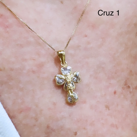 Cruz en ORO de 18 kilates formada por cinco Circonitas en forma de corazón y Cristo en relieve liso y en brillo. Precioso Colgante