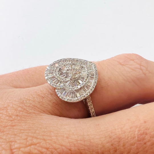 Anillo de Oro Blanco 18 kilates con Diamantes en forma de Corazón