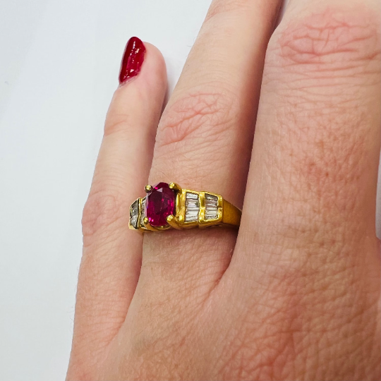 Anillo de Oro de 18 kilates Amarillo con un Rubí central Oval y brillantes a los lados