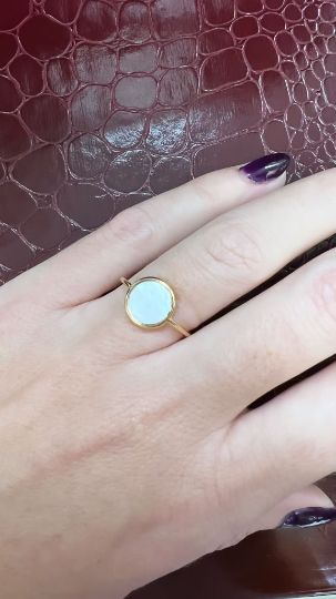 Anillo Nácar Redondo y Oro Amarillo de 18 kilates