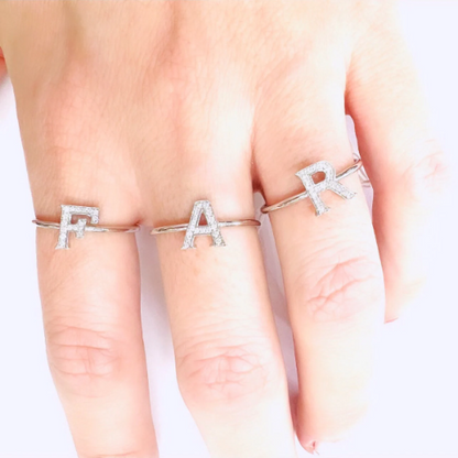 Anillos de brillantes con letras en Oro Blanco de 18 kilates