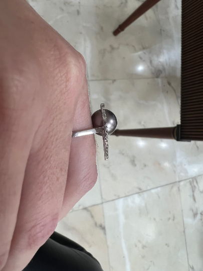 ANILLO  de Gota de Brillantes con una Perla central de Tahití montado en Blanco de 18 kilates