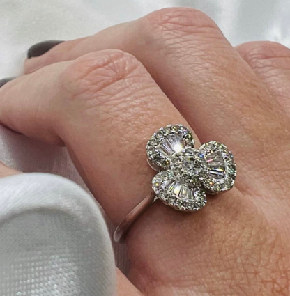 Anillo de Oro Blanco 18 kilates en forma de Trébol de Brillantes