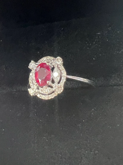 ANILLO de RUBÍ  y BRILLANTES de Oro blanco de 18 kilates