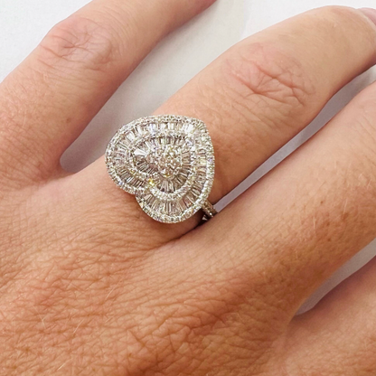 Anillo de Oro Blanco 18 kilates con Diamantes en forma de Corazón