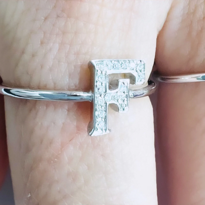 Anillos de brillantes con letras en Oro Blanco de 18 kilates