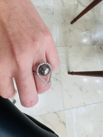 ANILLO  de Gota de Brillantes con una Perla central de Tahití montado en Blanco de 18 kilates