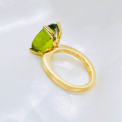 ANILLO OLIVINA OVAL,  Anillo de Oro Amarillo 18 kilates, Olivina Natural, Olivina 14 * 11.7 mm y 4.50 kilates, Ajustable a la medida