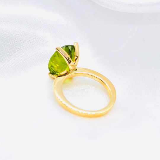 ANILLO OLIVINA OVAL,  Anillo de Oro Amarillo 18 kilates, Olivina Natural, Olivina 14 * 11.7 mm y 4.50 kilates, Ajustable a la medida