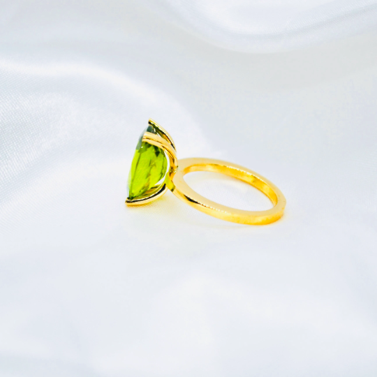 ANILLO OLIVINA OVAL,  Anillo de Oro Amarillo 18 kilates, Olivina Natural, Olivina 14 * 11.7 mm y 4.50 kilates, Ajustable a la medida