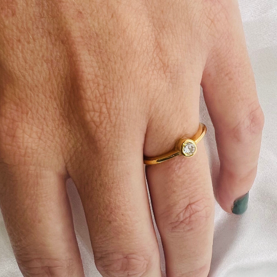 ANILLO COMPROMISO Mujer en Oro Amarillo de 18 Kilates y un Brillante central