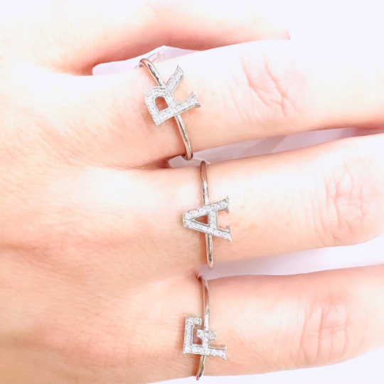 Anillos de brillantes con letras en Oro Blanco de 18 kilates