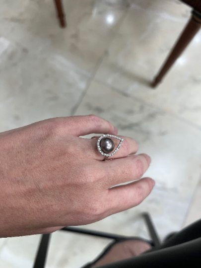 ANILLO  de Gota de Brillantes con una Perla central de Tahití montado en Blanco de 18 kilates