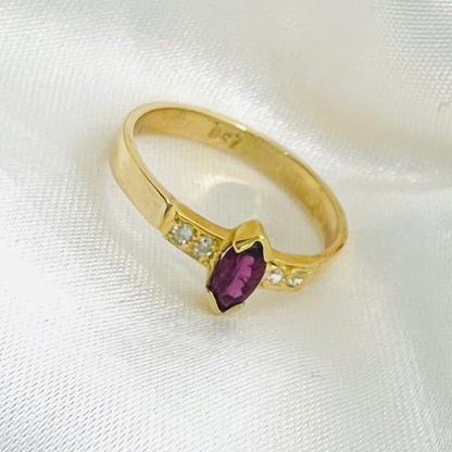 Anillo de Rubí y 4 Brillantes en Oro Amarillo de 18 kilates