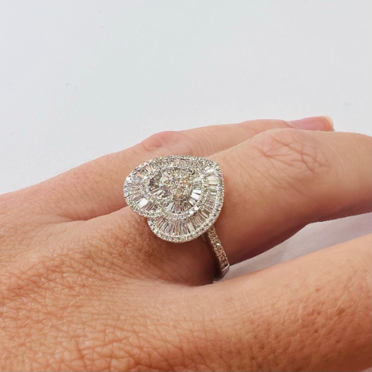 Anillo de Oro Blanco 18 kilates con Diamantes en forma de Corazón