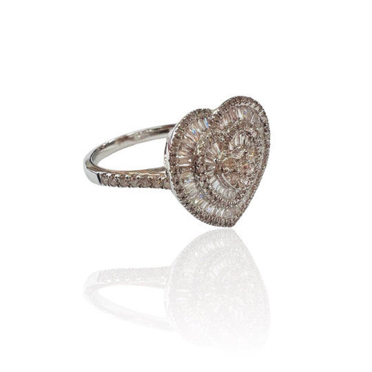 Anillo de Oro Blanco 18 kilates con Diamantes en forma de Corazón