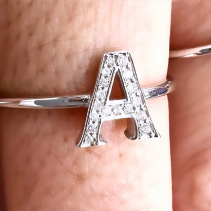 Anillos de brillantes con letras en Oro Blanco de 18 kilates